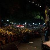 Evento al aire libre con público en Posadas, Misiones