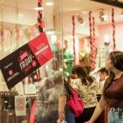 Comercio de Posadas, Misiones: clientes en una vidriera durante una acción comercial