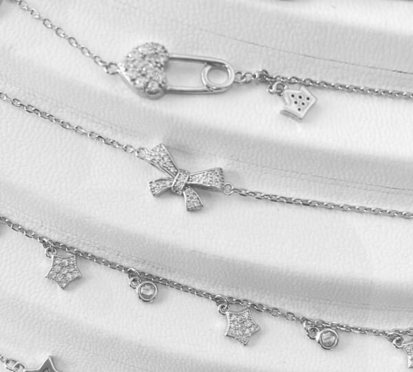 Joyería moderna y relojería con estilo